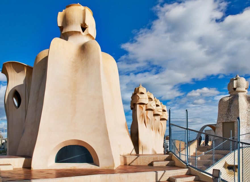 Barcelona: The Genuis of Gaudi & Modernist Architects Tour - The surprise stop: time to see something you’d miss alone