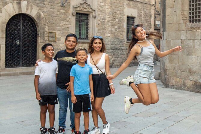 Barcelona Tour And Photoshoot in Gothic Quarter - How the shoot works with cobblestones and quick timing