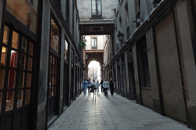 Barcelona Tour And Photoshoot in Gothic Quarter - Meeting point and how to start smoothly