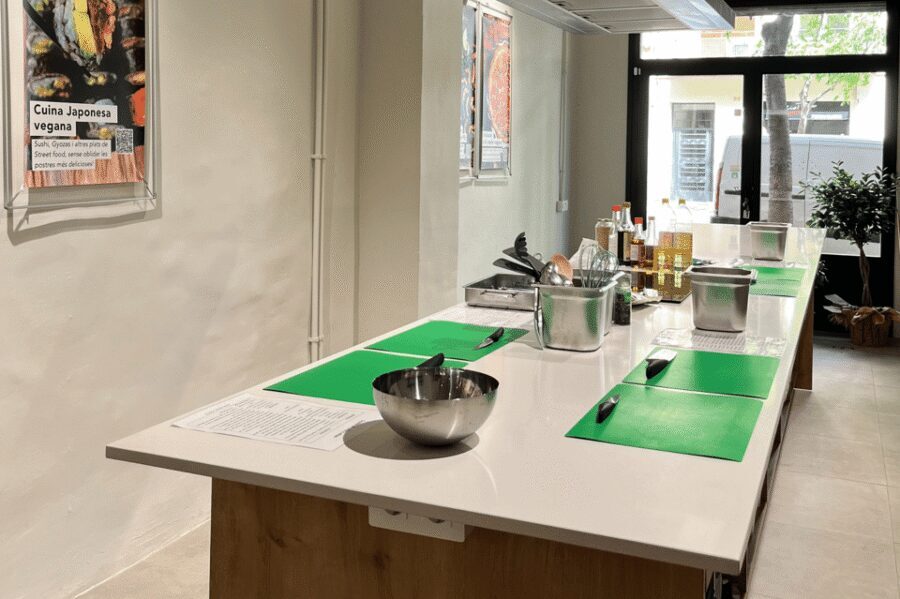 Barcelona: Vegan Paella and traditional rice dishes - The class structure: 4 hours, you cook, then you eat buffet-style