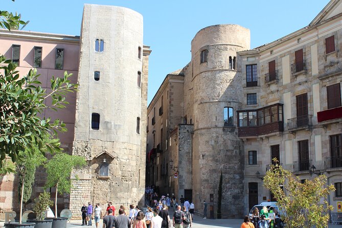 Barcelona walking tour Gothic Quarter and Ramblas+Boat trip - Calle del Bisbe to Plaza de Sant Felip Neri: the charm hits fast