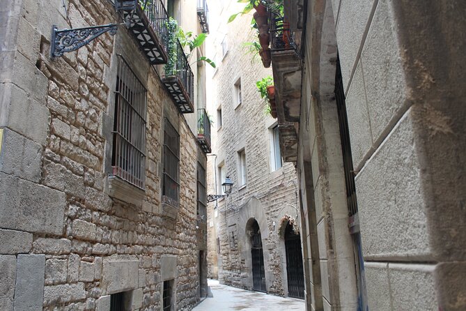 Barcelona walking tour Gothic Quarter and Ramblas+Boat trip - Into the old Jewish Neighborhood: narrow streets with a guided purpose