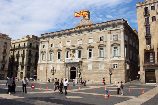 Barcelona walking tour Gothic Quarter and Ramblas+Boat trip - Las Ramblas: landmarks with a clear route toward the port