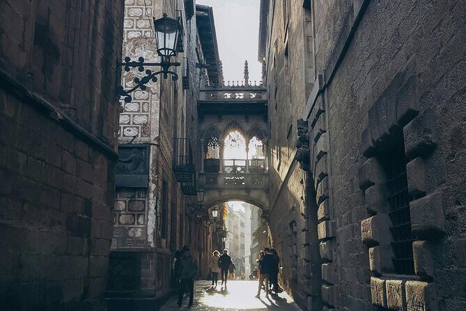 Barcelona Walking Tour of Gothic and Born District - Placa del Rei: King Martin’s Watchtower and the Columbus Moment