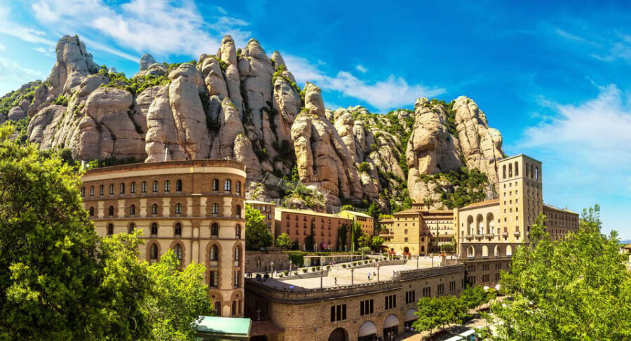 Barcelona:Pass with Casa Battló, Casa Milà, Teleferic & more - Guided city time and bike highlights: Gothic centre and Gaudí by bike