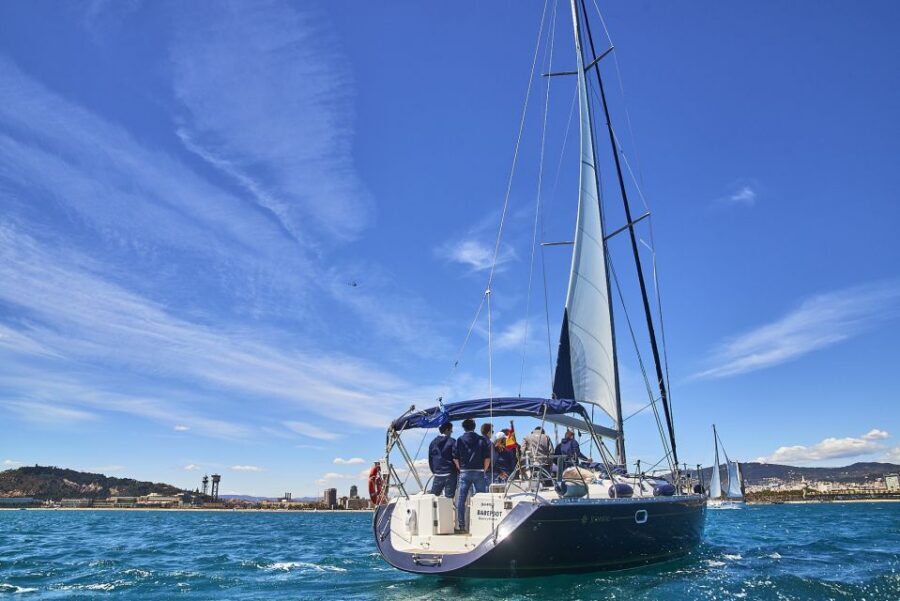 Barefoot: Private sailing cruise in Barcelona - Weather and comfort: bring the right basics