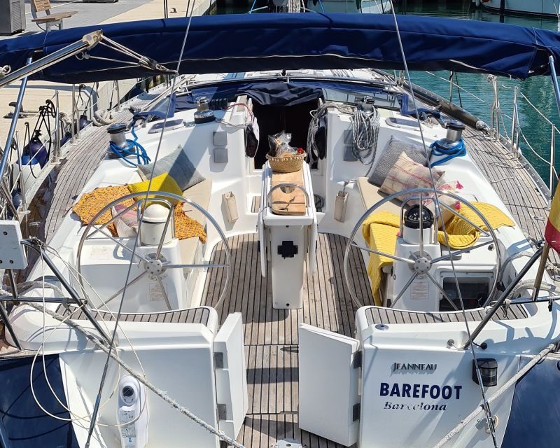 Barefoot: Private sailing cruise in Barcelona - A 14-meter private sailboat: comfortable, not chaotic