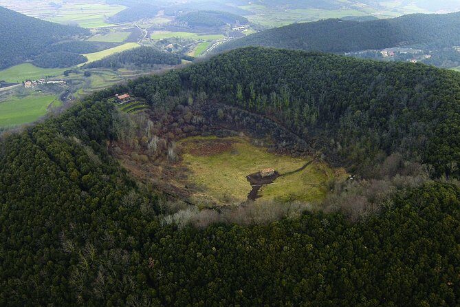 Besalu,Banyoles Lake & Garrotxa Volcanoes Small Group from Girona - Can Gussinye and basalt cliffs: quick photos, big visuals