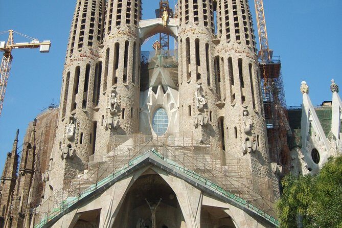 Best Gaudi Private Tour with Sagrada Familia & Park Guell in BCN - Stop 2: Park Güell, with a walking pace you control