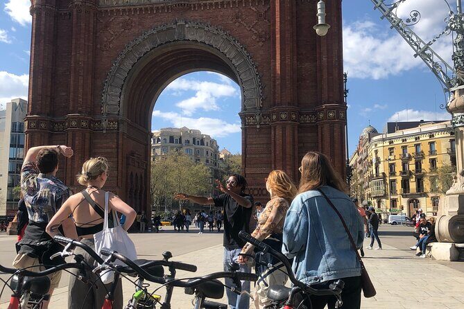 Bike Tour in Barcelona: History, Architecture and Culture - Arc de Triomf and the Gothic Quarter: two very different kinds of old Barcelona