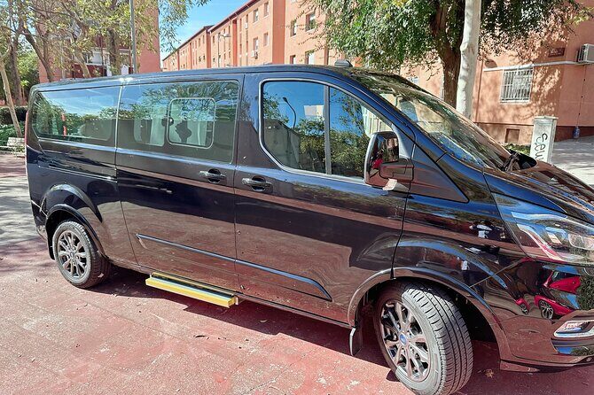 Book Private transfer from Barcelona airport to City - Meet-and-greet in Terminal 1: finding your driver fast