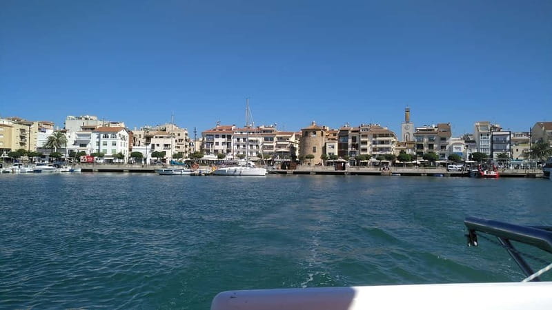 Cambrils/Salou: Coastline Catamaran 2h with drinks, pickup - Swim stop near Platja de les Palmeres: the water moment that sells the trip