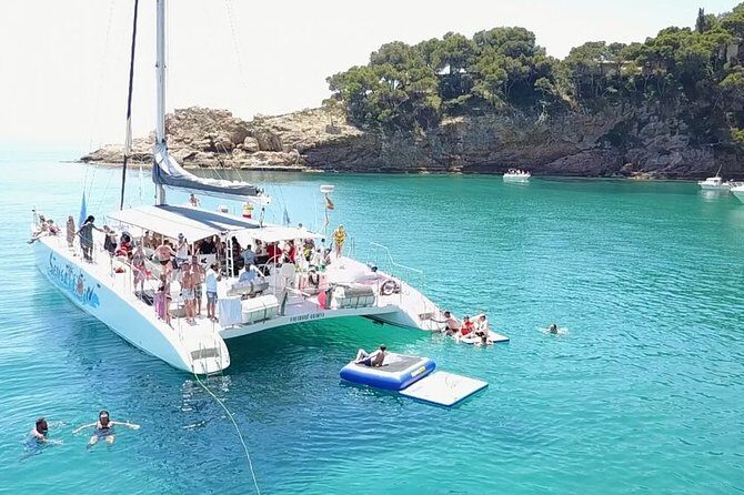 Catamaran trip with other groups along the Costa Brava. Saturday. - BBQ on board: what’s served and why it’s part of the value