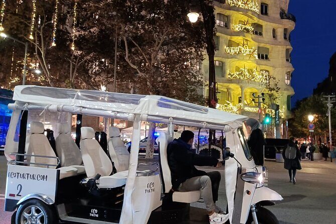 Christmas Lights Tour of Barcelona in Private Eco Tuk Tuk - The 60-Minute Route: From Ensanche Streets to the Christmas Glow