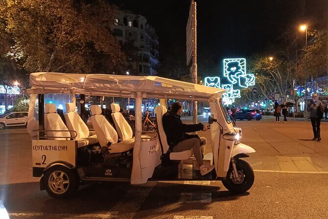 Christmas Lights Tour of Barcelona in Private Eco Tuk Tuk - Casa Calvet and the Arc de Triomf Finish: A Strong Ending