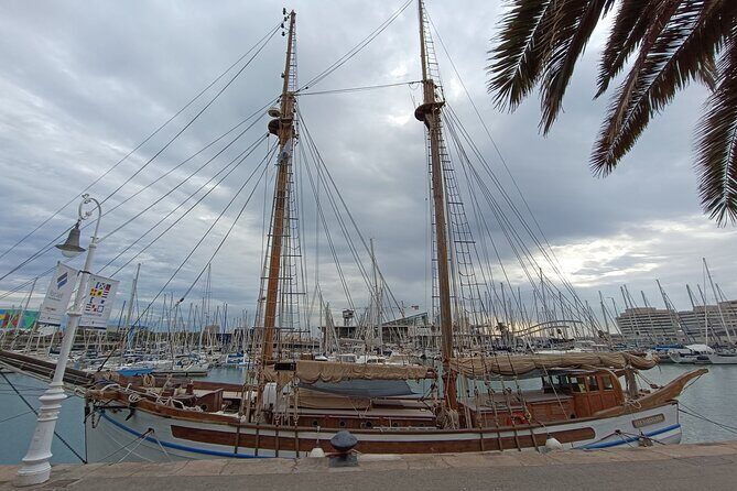 Columbus Monument Access With Barcelona Seaside Guided Tour - Drassanes Reials: shipyards, Aragón, and the power behind the port