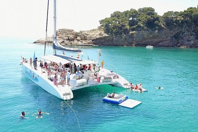 Departure in Catamaran young atmosphere at noon - Leaving Lloret de Mar: The Practical Setup for a 4-Hour Trip