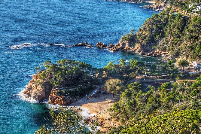 Discovering Costa Brava: Coastline, Tossa de Mar and Lunch - Small group and an experienced mountain leader: what you gain