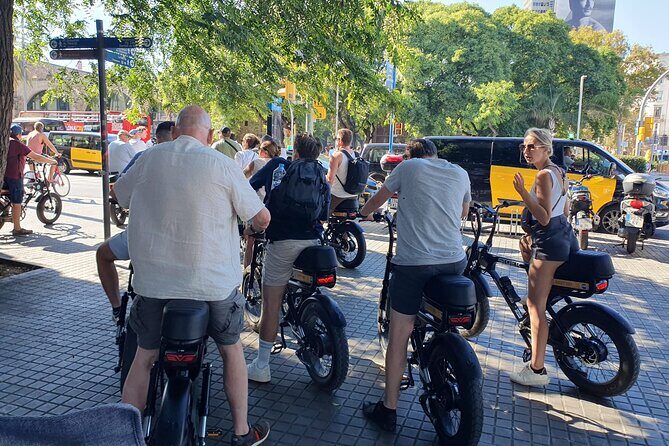E Fatbikes Rental in Barcelona - What’s included: helmet and lock are not afterthoughts