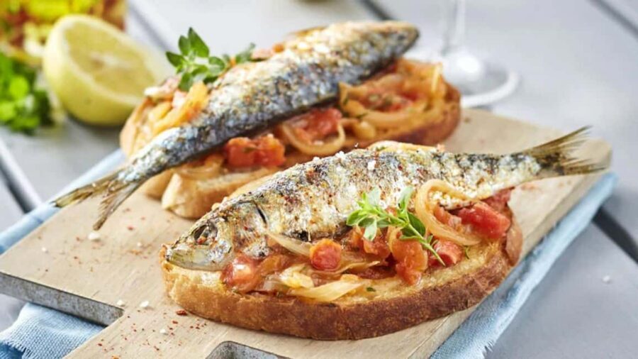 Eat Like a Catalan with a Local Guide - Historic Tapas Bar Stop: Traditional Catalan Plates First