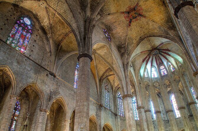 El Born: Santa Maria del Mar Tour with Exclusive Rooftop Views - Guides, language, and how to avoid a frustrating mix-up