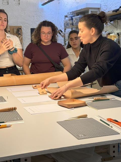 Experience in Leather Goods Workshop- Leather Accessory - The 2-Hour Flow: From Paper Pattern to Leather Finish