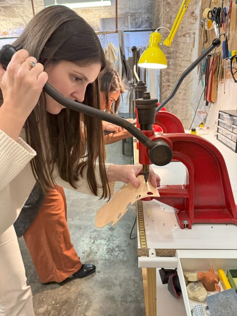 Experience in Leather Goods Workshop- Leather Accessory - The Teaching Style That Makes Beginners Feel Safe
