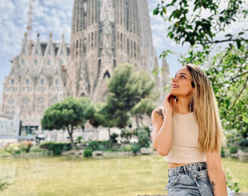 Explore Barcelona by Bike & Photo Shooting - Parc de la Ciutadella and the city’s classic geometry