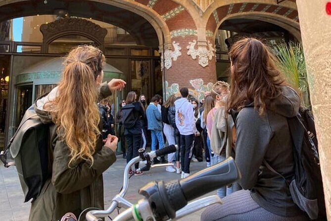 Familly friendly traditions & food tour: tailored tapas & games! - La Casa dels Entremesos: giants, medieval traditions, and kid-approved fun