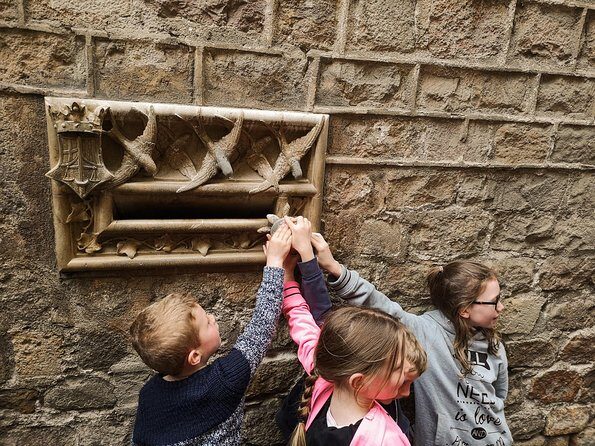 Family Private Tour: Churros, Hot Chocolate & Games in Barcelona - Walking pace, guide style, and how the tour handles crowds