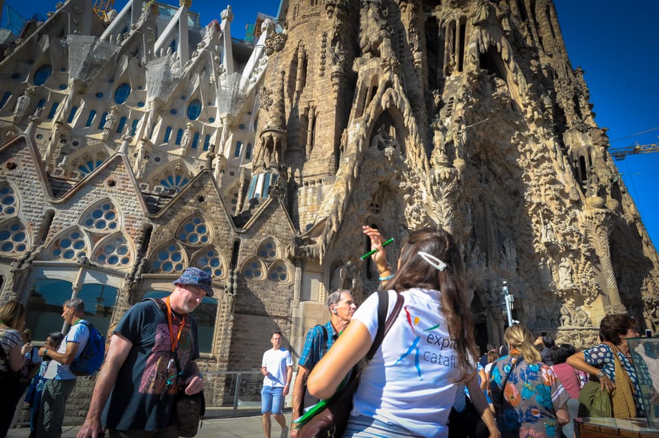 Fast Track: Sagrada Familia & Barcelona Full-Day Tour - MNAC to L’Eixample: riding Passeig de Gràcia like a local route