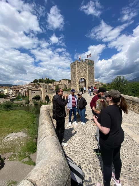 From Barcelona: Girona, Besalú & Castellfollit Day Trip - Lunch and Shopping: Getting More Than Just Sights