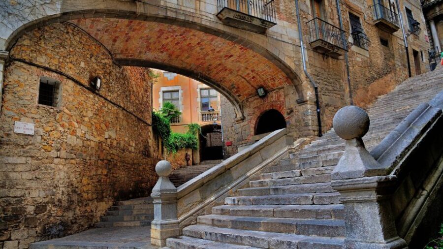 From Barcelona: Private Medieval Girona Half-Day Tour - From Barcelona to Girona by private van: the day trip rhythm