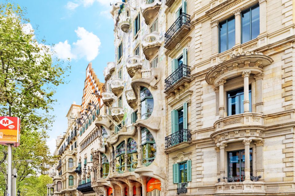 From Costa Brava: Barcelona and Antoni Gaudí's Work Bus Tour - The Gaudí theme that makes the day make sense