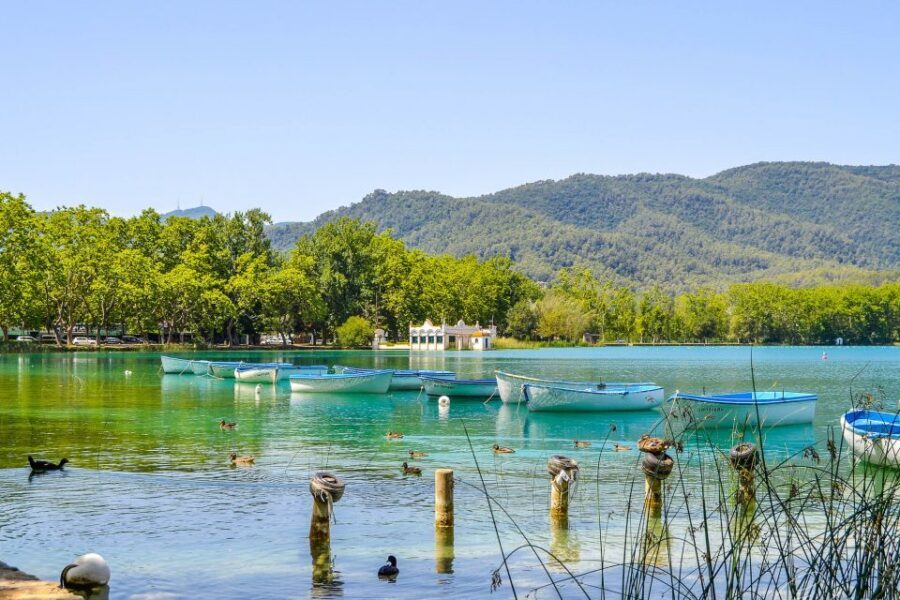 From Girona: Besalú, Banyoles & Historical Garrotxa Day Trip - Castellfollit de la Roca: The Hanging Houses That Redefine “Scenic”