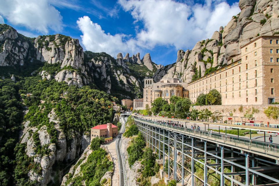 From Salou: Montserrat Monastery and Colonia Güell - Pickup in Salou: where to be and when not to be late