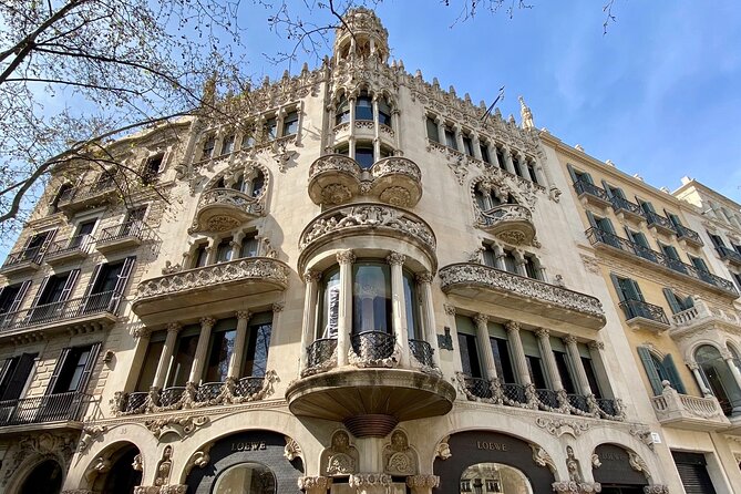 Gaudí and Barcelona Legends Walking Tour - La Mansana de la Discordia: Modernisme neighbors in mini form