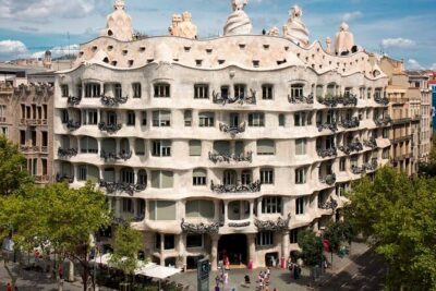 Gaudi Private Tour with Sagrada Familia & Park Guell Tickets - Casa Milà and Casa Batlló: exterior Gaudí stops that still hit