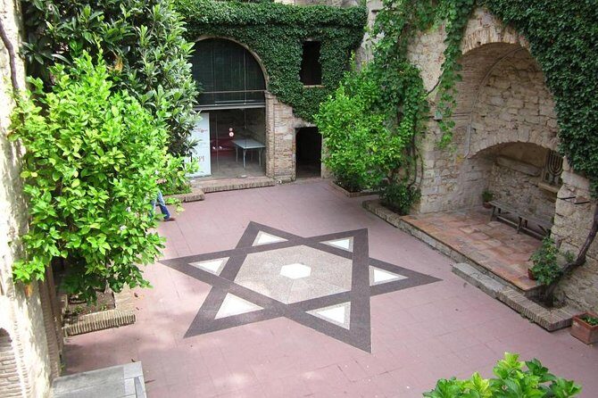 Girona Guided Tour with Cathedral, Arab Baths & St Feliu Basilica - Where the tour starts: Plaça de Sant Feliu at 11:00