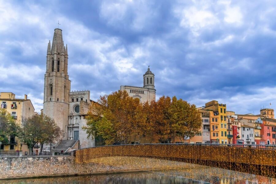 Girona: Self-guided Audio City Tour on Your Phone - Independence Square: the start point that actually helps you navigate
