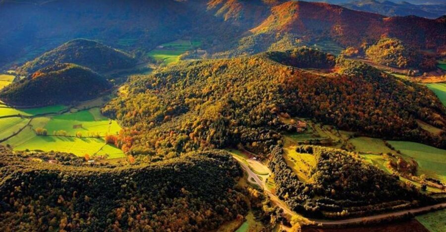 Girona: Volcano Area, Besalú, and Banyoles Lake Tour - Besalú: medieval streets plus a Jewish heritage focus