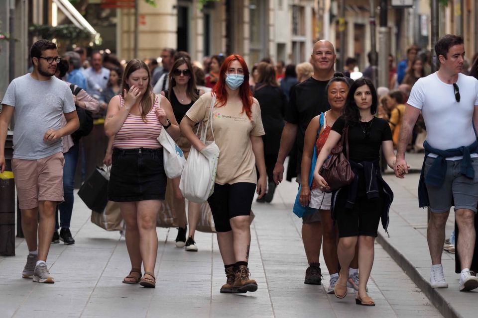 Girona Walking Tour + Main Monuments - Starting at Plaça de Sant Feliu: the good place to get oriented