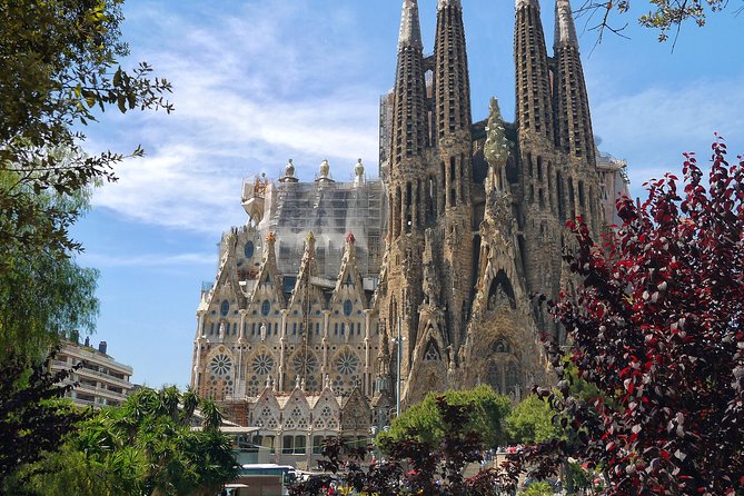 Golden Hour in Gaudi's Sagrada Familia with expert Guide - Who this tour fits best (and who should look elsewhere)