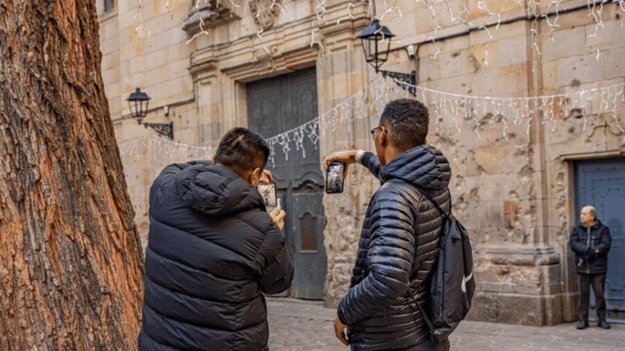 Gothic Quarter and Born District: Photographic Workshop - Mercat del Born and the El Beso theme: color you can plan around