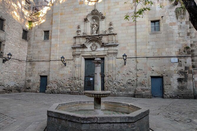 Gothic Quarter and Gaudí Small-Group Tour - Small-group touring: the difference you feel in Barcelona