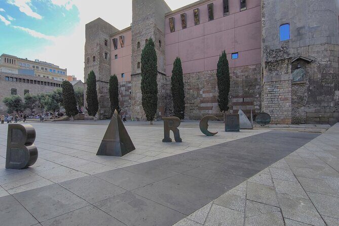 Gothic Quarter and Gaudí Small-Group Tour - Barri Gòtic streets: the 40-minute time machine