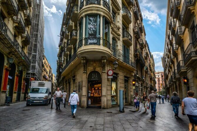 Gothic Quarter Barcelona Tour with Audioguide - La Rambla and La Boqueria: when the walking becomes food time