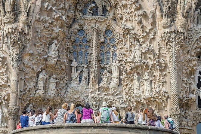 Guided Tour Sagrada Familia and Park Guell - Group size and guide style: you’ll likely get headsets and strong storytelling