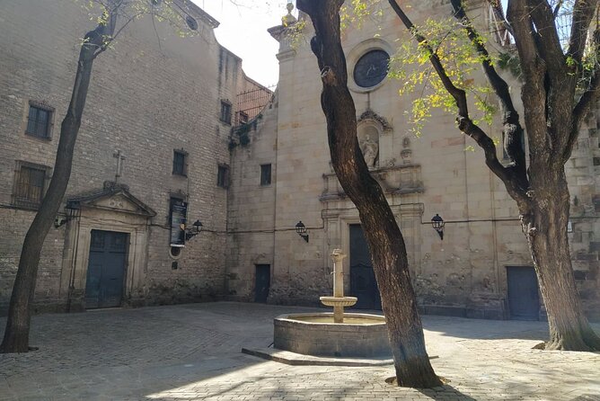 Hidden Barcelona - Placa del Rei: Royal Power, and the Dark Parts Nobody Smiles About