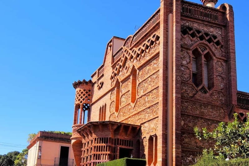 Highlights Guided visit to Gaudi's Crypt and Colonia Güell - Choosing Catalan or Spanish: the guide is part of the value